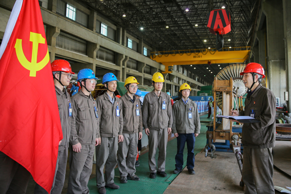 4月20日，浙能集團所屬長興發(fā)電公司政治宣傳員楊曉權(quán)在A修現(xiàn)場開展政治宣講。方磊 攝x.jpg