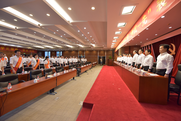 全場起立，奏唱國歌。 祝益軍 攝.jpg