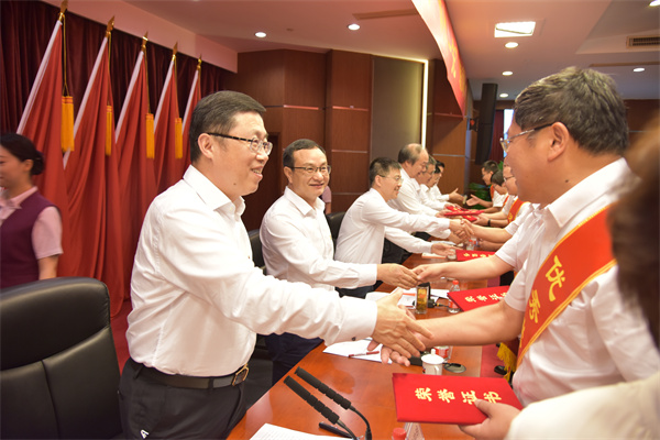 集團黨委向受表彰的集團“兩優一先”代表表示祝賀。 祝益軍 攝.jpg